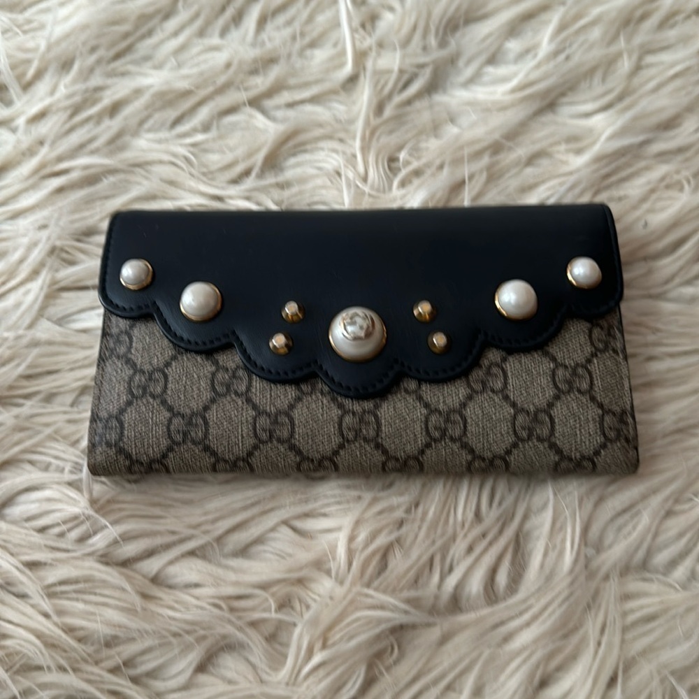 Gucci black peony pearl-studded wallet